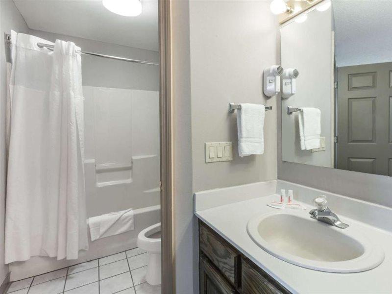 Hotel Super 8 By Wyndham Clinton Esterno foto
