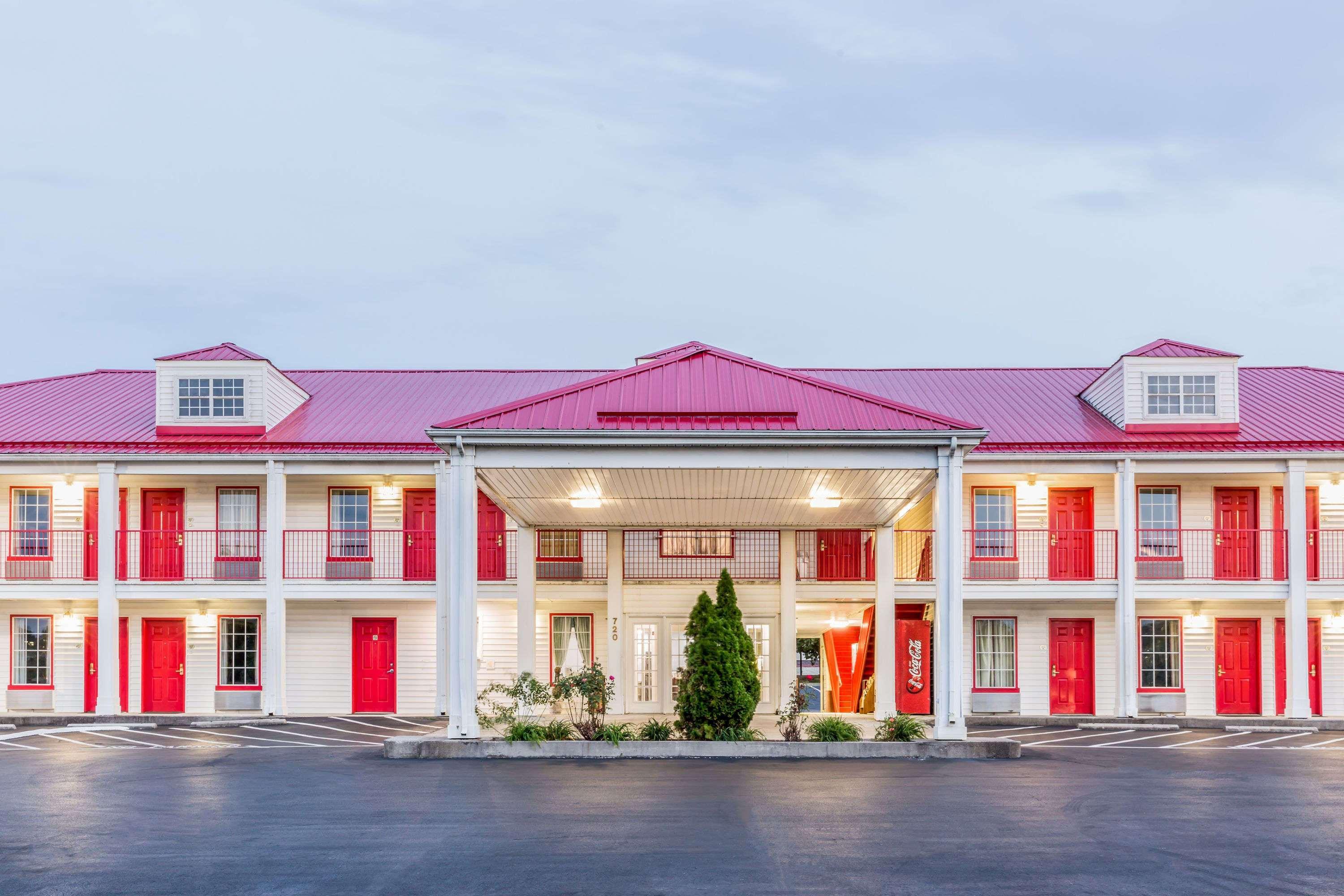 Hotel Super 8 By Wyndham Clinton Esterno foto