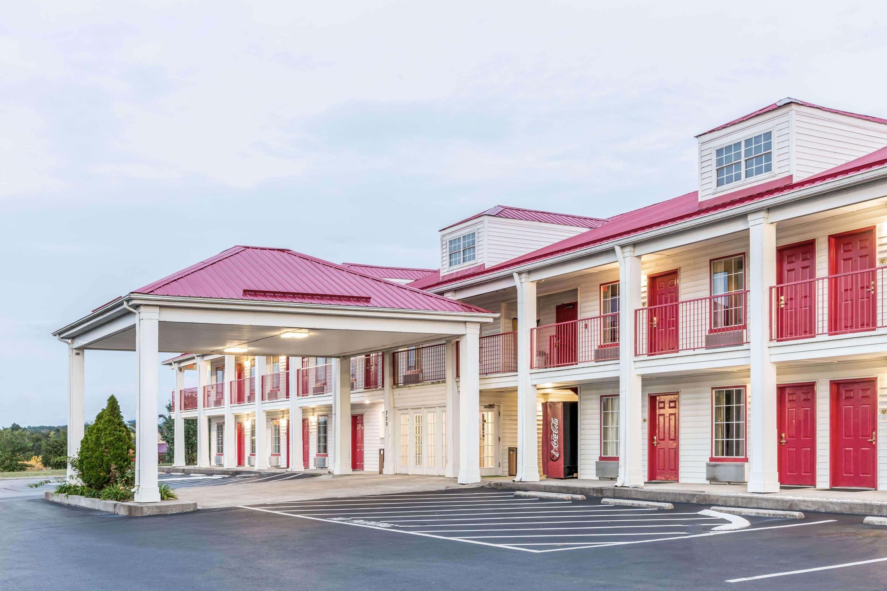 Hotel Super 8 By Wyndham Clinton Esterno foto