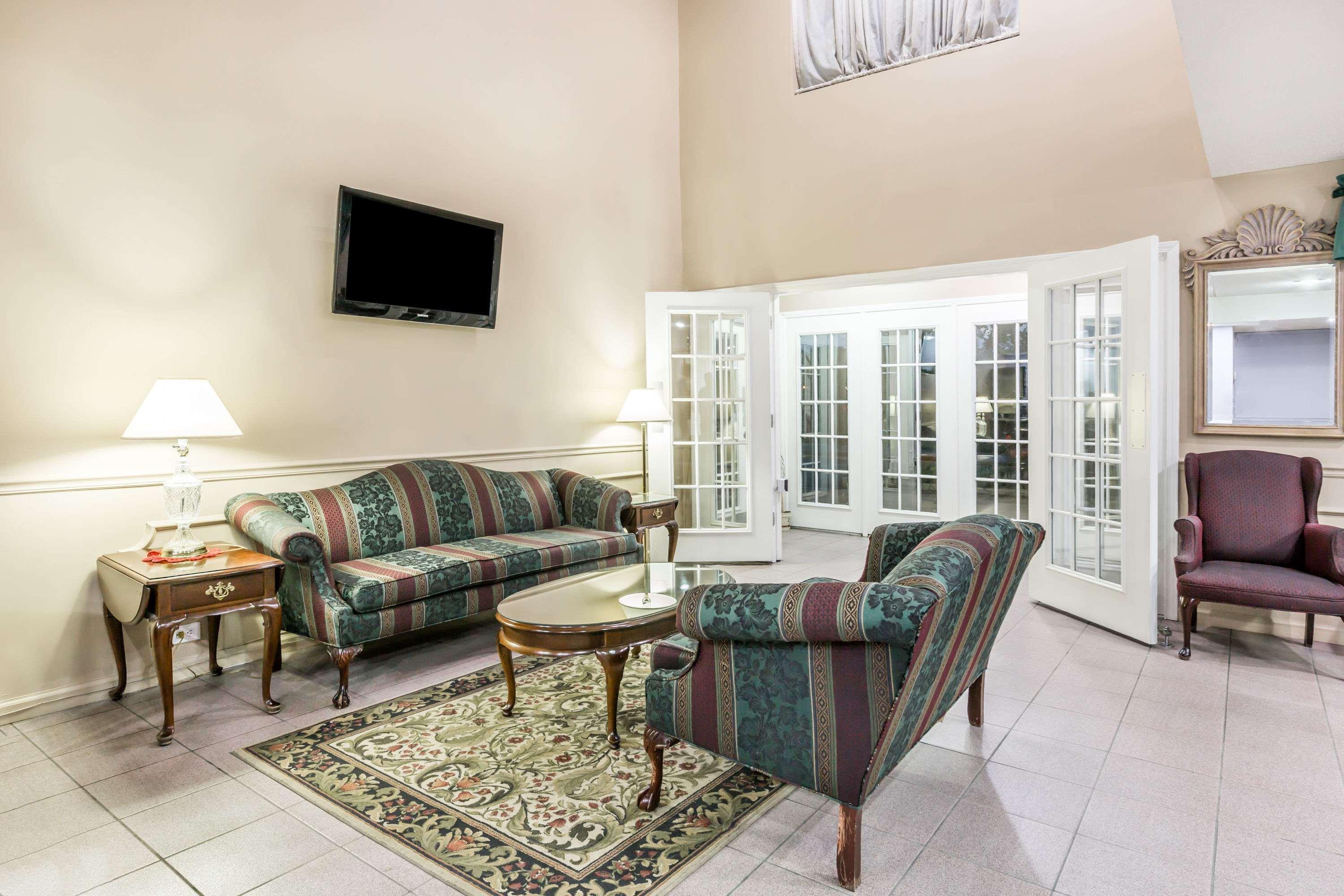 Hotel Super 8 By Wyndham Clinton Esterno foto