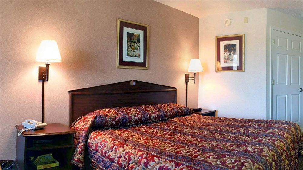 Hotel Super 8 By Wyndham Clinton Esterno foto